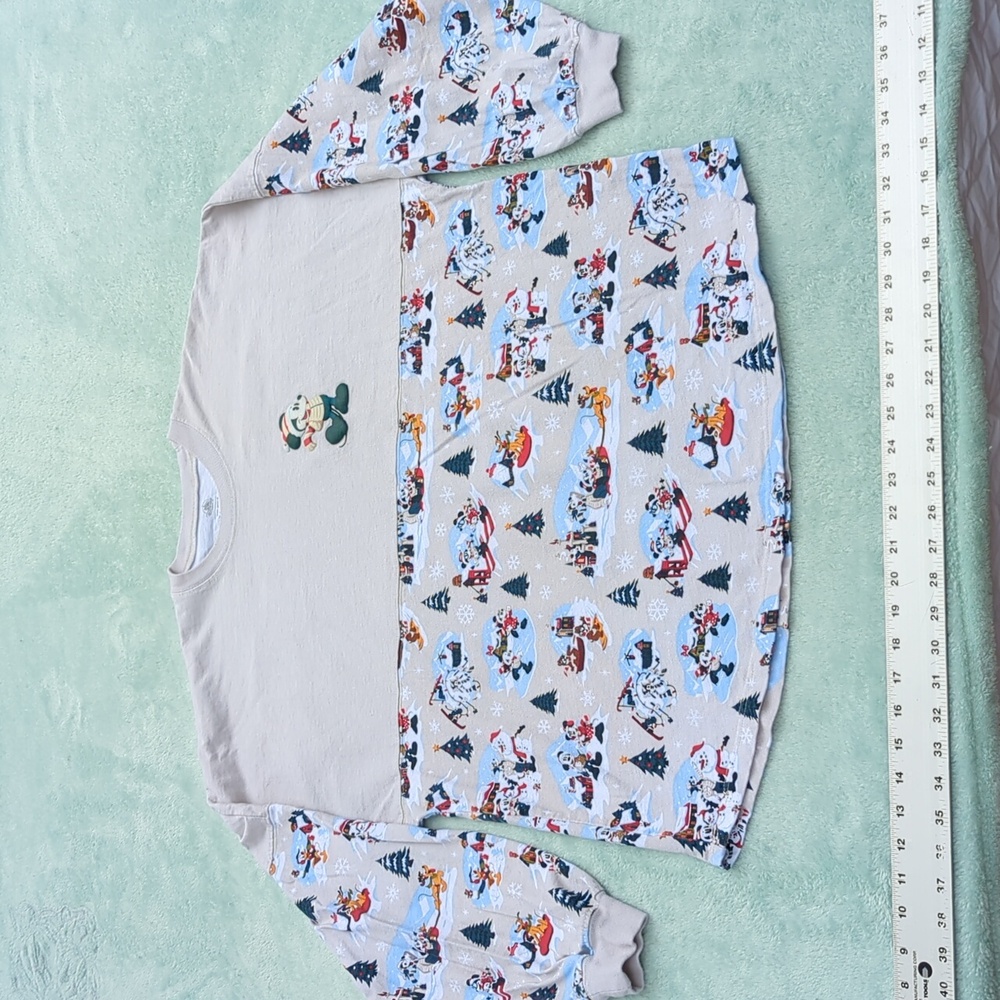 Walt Disney World Spirit Jersey Mickey and Friends Christmas Holiday Size L
